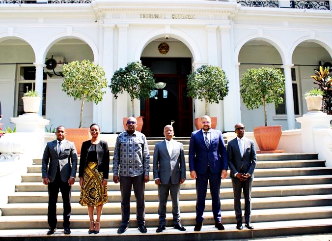 Participantes da reunião de trabalho entre o Presidente do Tribunal Supremo e o Bastonário da Ordem dos Advogados de Moçambique.