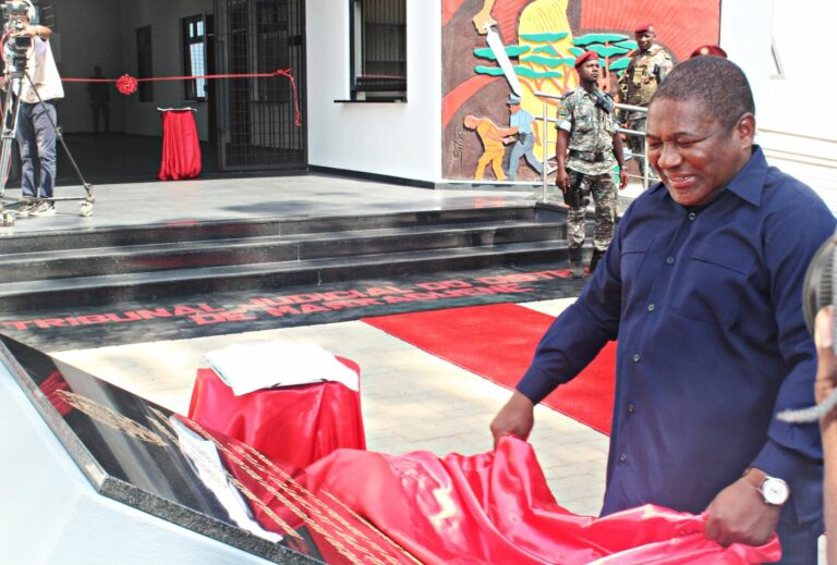 O Chefe do Estado, descerrando a lápide, marcando a inauguração do edifício do Tribunal Judicial do Distrito de Marracuene, província de Maputo